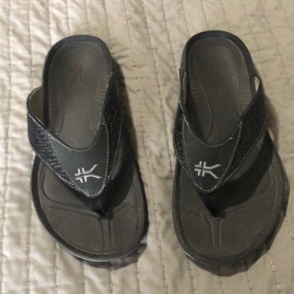 kuru flip flops